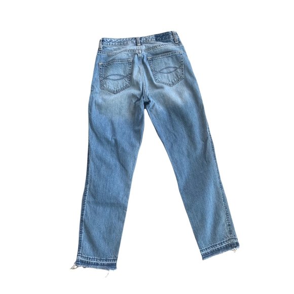 Abercrombie Medium Wash Denim Raw Hem Distressed Capri's - Picture 5 of 6
